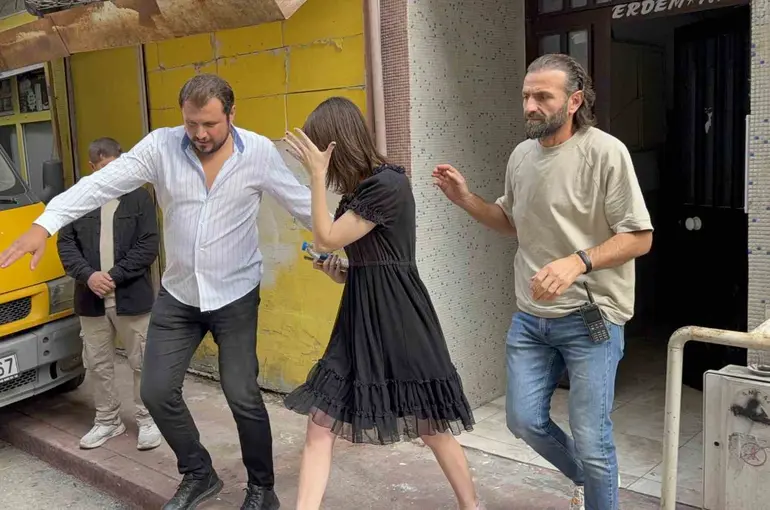Amerikalı 22 yaşındaki kadın çatıya çıkarak intihara kalkıştı
