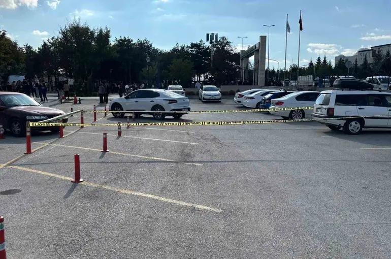 Anayasa Mahkemesi önündeki eylemde kendini vurdu
