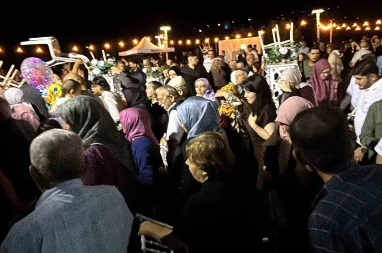 Ani bastıran yağmur düğünü takılar takılamadan dağıttı

