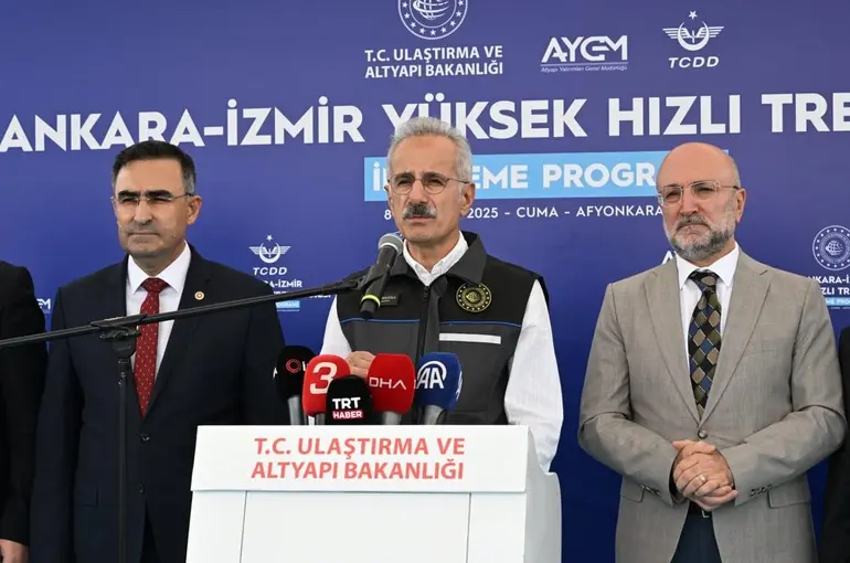 Ankara ile İzmir arasındaki seyahat süresini 3,5 saate düşürecek projede Köroğlu Tüneli'nde ışık göründü