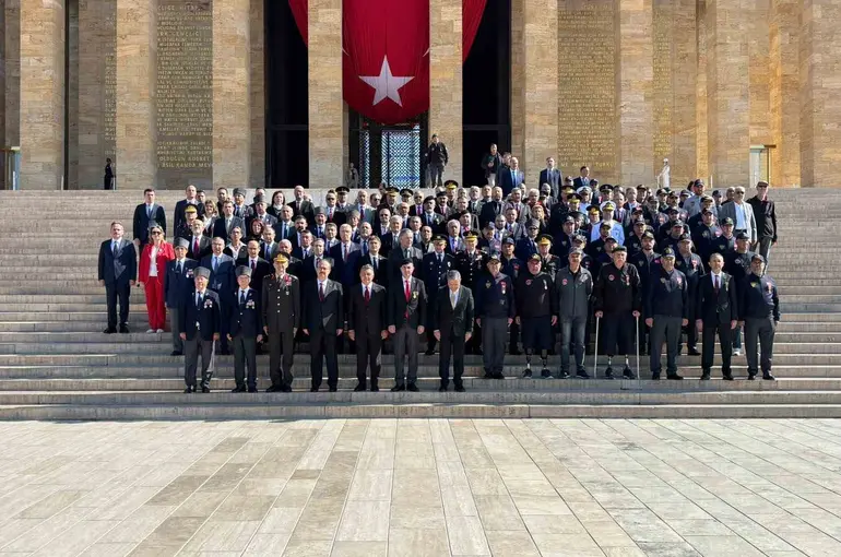 Ankara Valisi Canbolat ve beraberindeki heyet, Anıtkabir’i ziyaret etti
