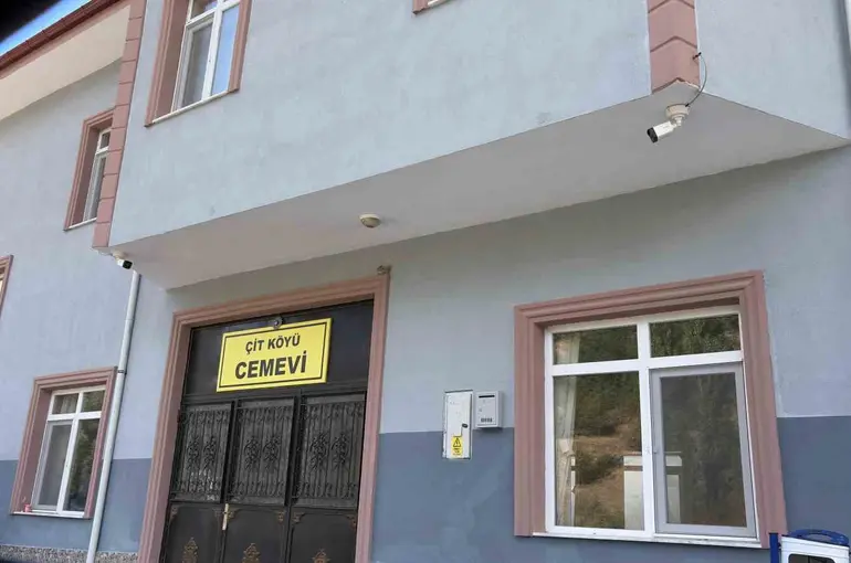 Ankara’da bir araçta ölü bulunan şahıslar toprağa verildi
