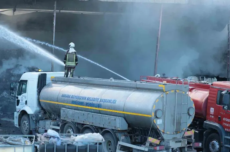 Ankara’da geri dönüşüm merkezinde yangın
