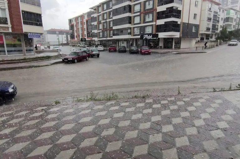 Ankara’da şiddetli yağmur ve dolu sokakları göle çevirdi
