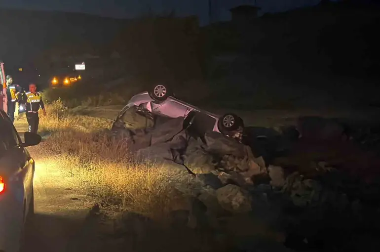 Ankara’da sürücü takla atan otomobilden burnu kanamadan sağ çıktı
