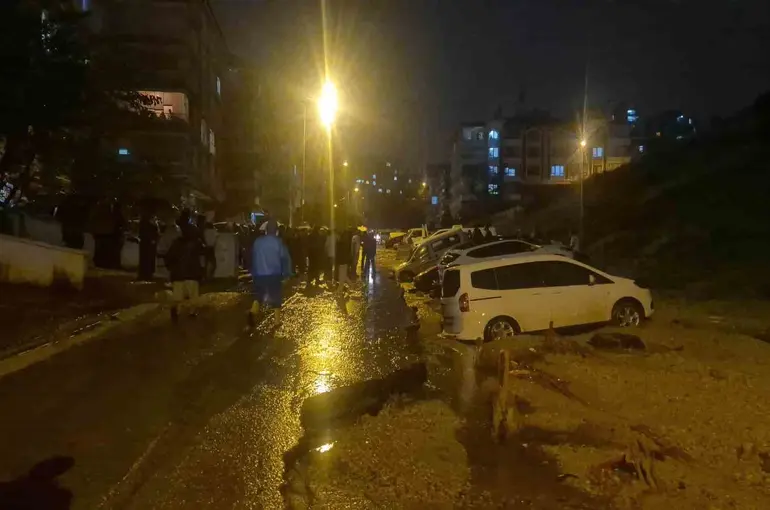Ankara’da yol çöktü, onlarca araç mahsur kaldı
