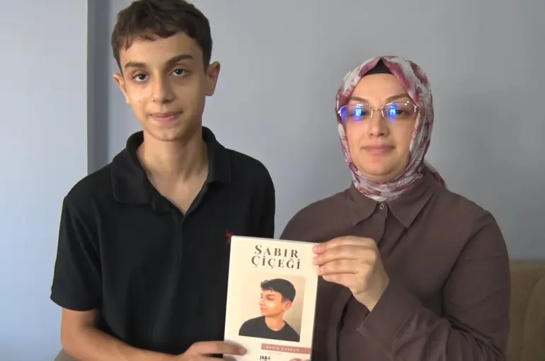 Anne ve oğlunun yıllar süren kanser mücadelesi şiirlerle buluştu: "Kendimi yazarak iyileştirdiğimi fark ettim"
