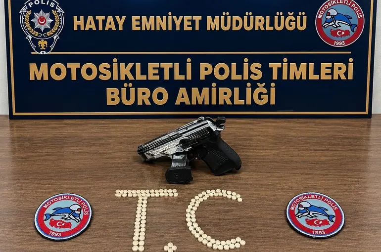 Antakya’da 119 uyuşturucu hap ve kurusıkı tabanca ele geçirildi
