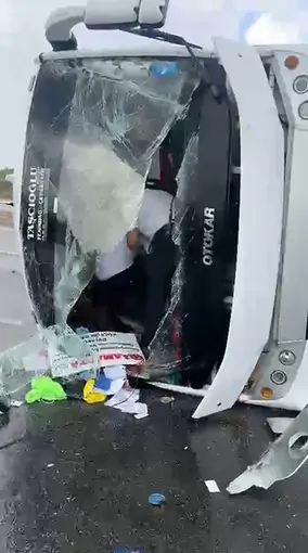 Antalya-Isparta yolunda midibüs devrildi, yaralılar var
