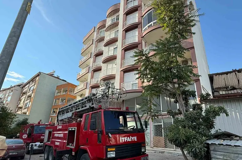 Antalya’da balkonda çıkan yangın korkuttu
