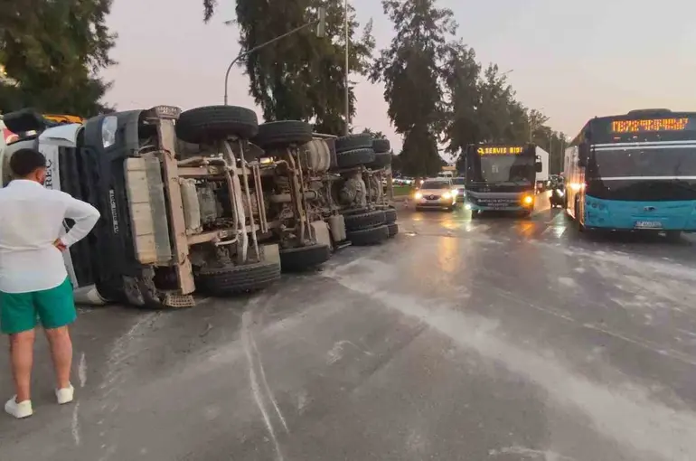 Antalya’da beton mikseri devrildi: 1 yaralı
