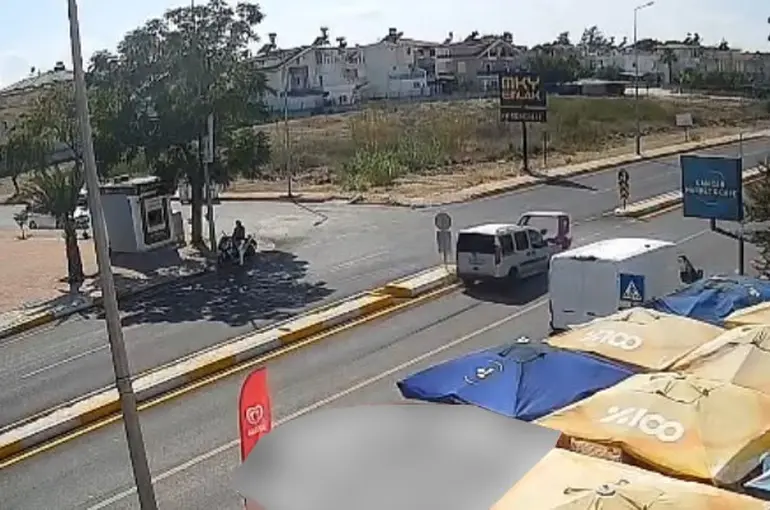 Antalya’da hafif ticari araçla çarpışan 3 tekerlekli motosikletin sürücüsü yaralandı
