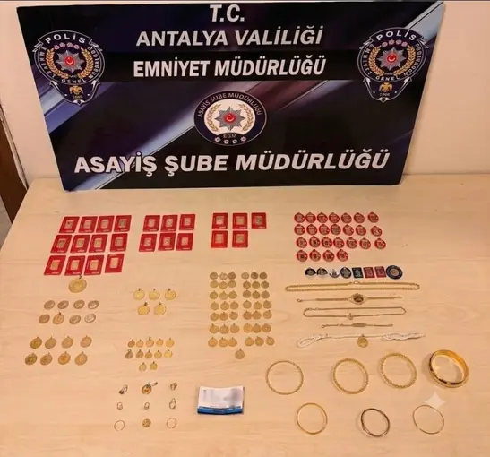 Antalya’da kendisini komiser olarak tanıtıp 3 milyon TL’lik ziynet eşyası dolandırdılar
