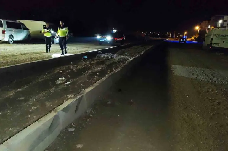 Antalya’da kontrolden çıkan otomobil refüje çarptı: 1 yaralı
