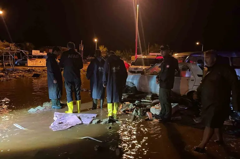 Antalya’da sağanak nedeniyle mahsur kalan 22 kişi kurtarıldı
