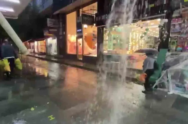 Antalya’da sağanak yağış hayatı olumsuz etkiledi
