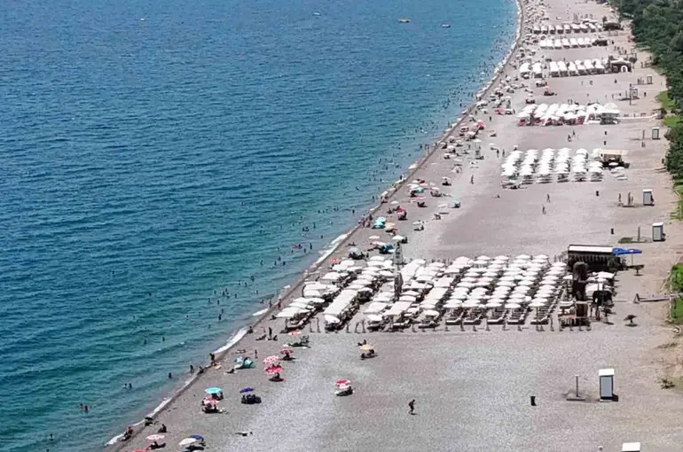 Antalya’da termometreler 38 dereceyi gösterdi, sahiller doldu
