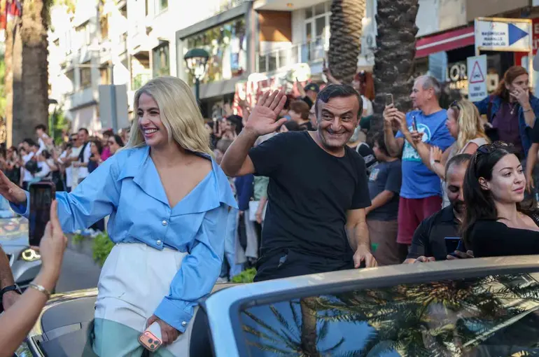 Antalya’da ünlü sanatçılara sevgi seli
