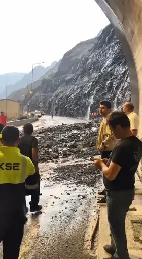 Aracının sileceği arızalandı, sileceği düzeltmek için durdu, saniyeler sonra heyelan oldu
