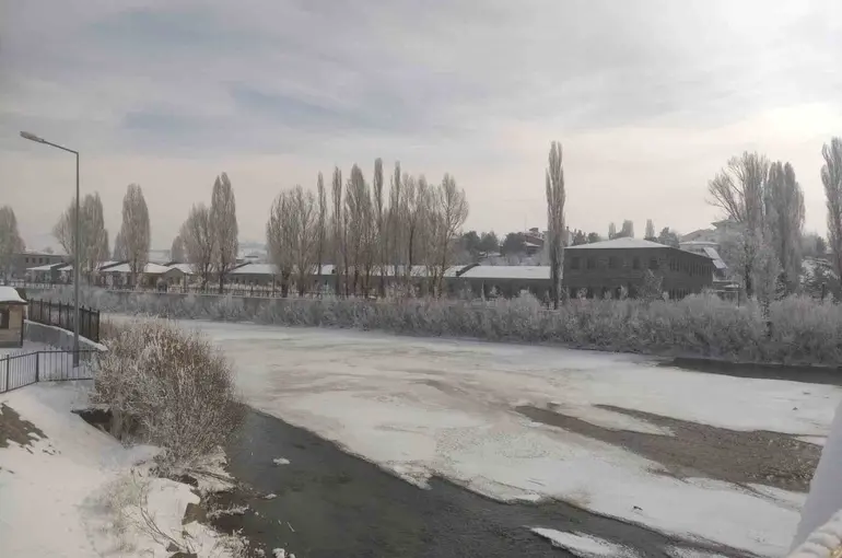 Ardahan’da kar yerini soğuk havaya bıraktı
