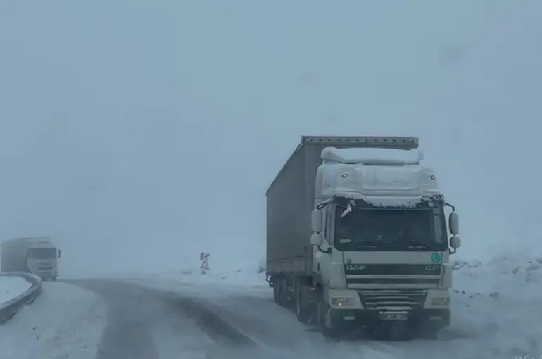 Ardahan’da ulaşıma kar ve tipi engeli
