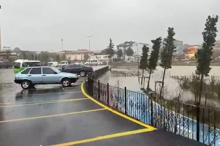 Arnavutköy’de dere taştı, dolmuş içinde yolcularla mahsur kaldı
