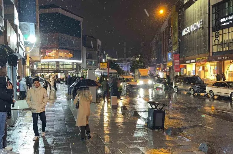 Arnavutköy’de kar yağışı başladı
