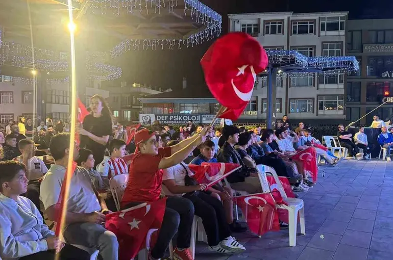 Arnavutköy’de yüzlerce kişi dev ekranda Türkiye-Yunanistan maçını izledi
