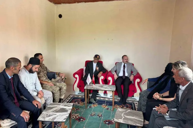 Arpaçay Kaymakamı Güvenç, Kıbrıs Gazisi Şimşir’i evinde ziyaret etti
