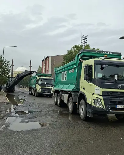 Arpaçay’da vatandaşlar sıcak asfalta kavuştu
