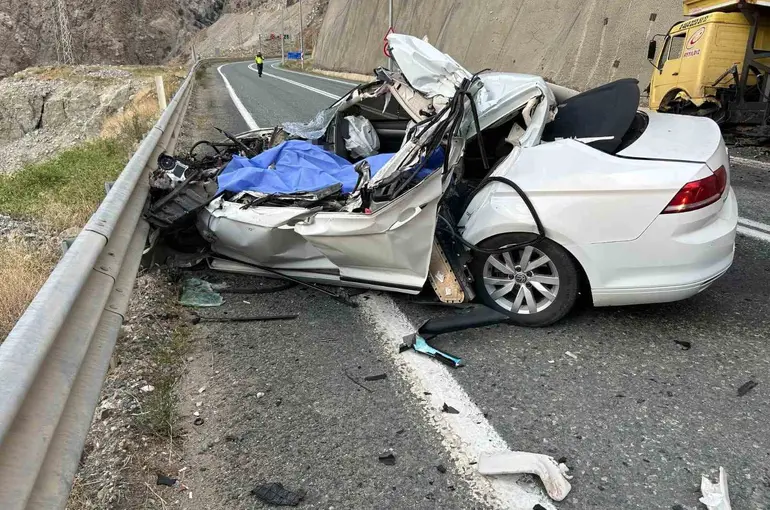 Artvin-Erzurum kara yolunda otomobil kamyonla çarpıştı: 1 ölü
