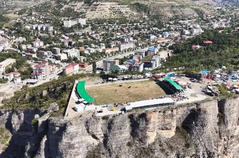 Artvin’de 250 metre yükseklikteki arenada yılın son boğa güreşleri yapıldı
