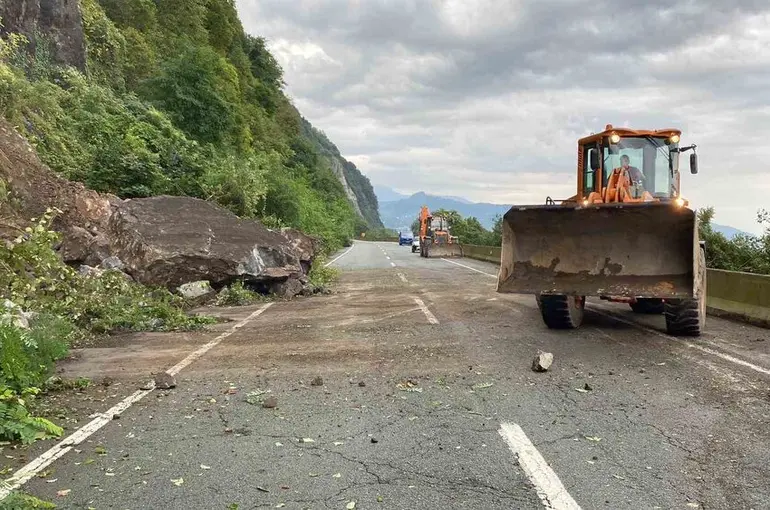 Artvin’de heyelan nedeniyle kapanan Karadeniz Sahil Yolu yeniden ulaşıma açıldı
