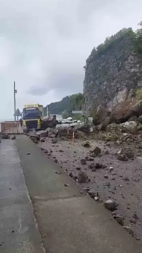 Artvin’de Sarp Sınır Kapısı yolunda heyelan
