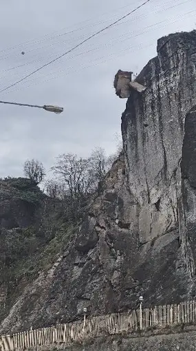 Artvin’de tehlike oluşturan kayalar kontrollü şekilde düşürüldü
