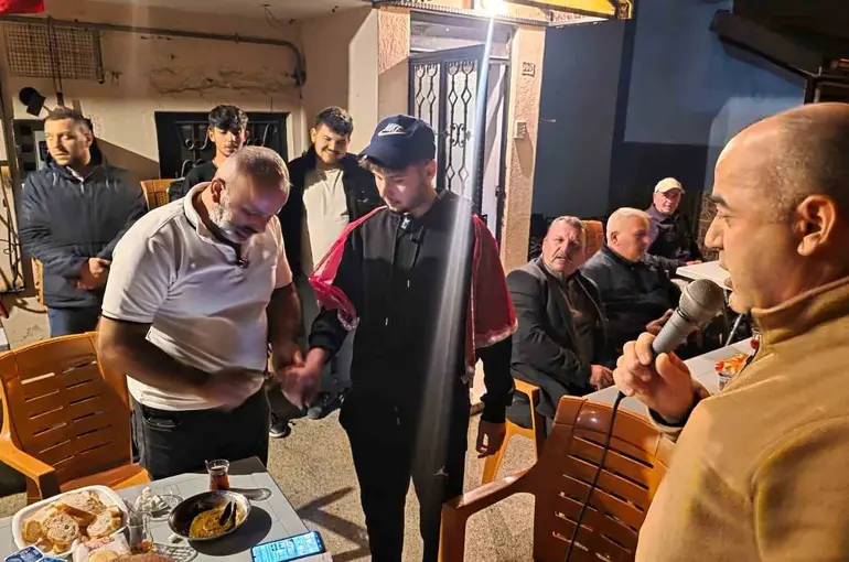 Asker uğurlama geleneği yaşatılıyor, oğullarına vatani görev öncesi kına yaktılar
