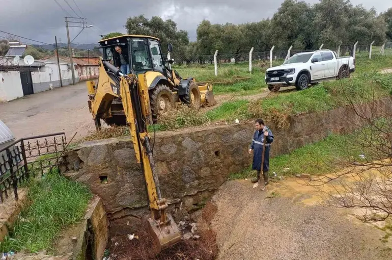 ASKİ ekipleri temizledi, taşkının önüne geçildi

