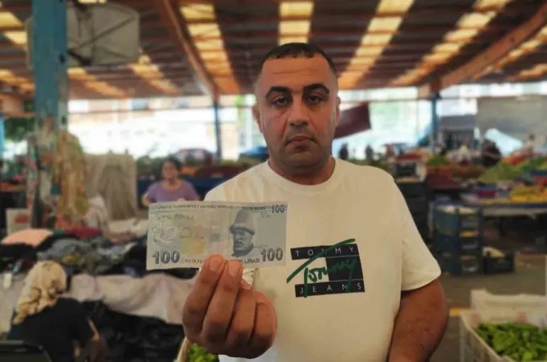 Aşkını paralara yazıp pazarda dağıttı
