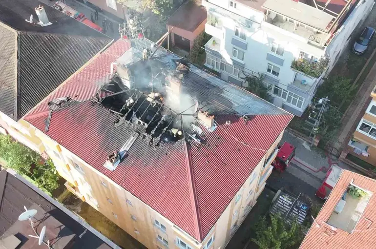 Ataşehir’de binanın çatısı alev alev yandı
