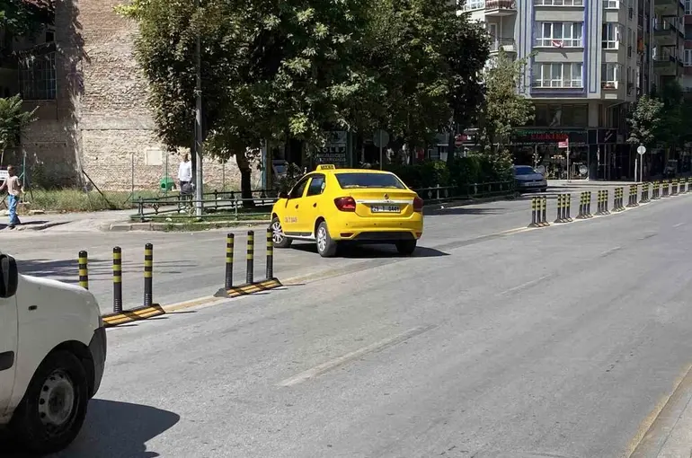 Atatürk Caddesi’nde trafik çilesi bitmiyor
