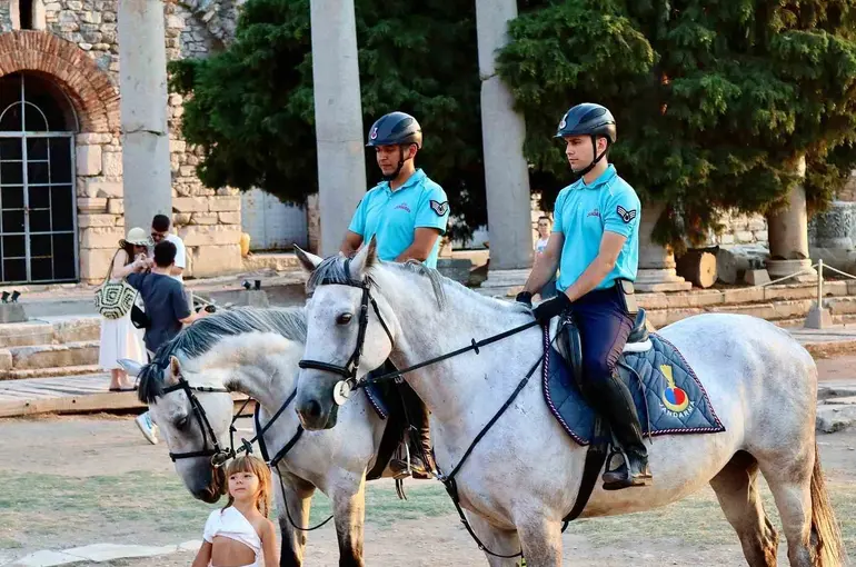 Atlı jandarma birlikleri sahillerde ve turistik bölgelerde görev başında
