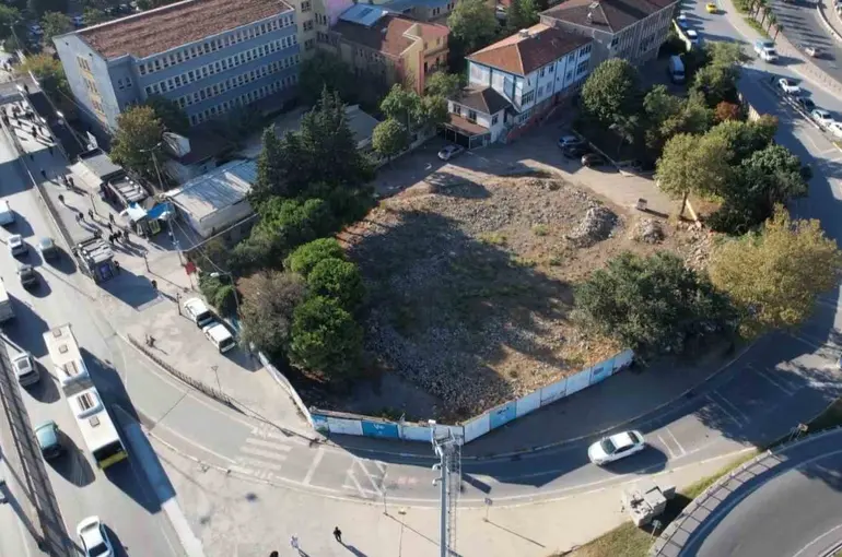Avcılar’da 2019 depreminde hasar aldığı gerekçesiyle İBB tarafından yıktırılan Hacı Ahmet Tükenmez Camii 7 yıldır yapılmadı
