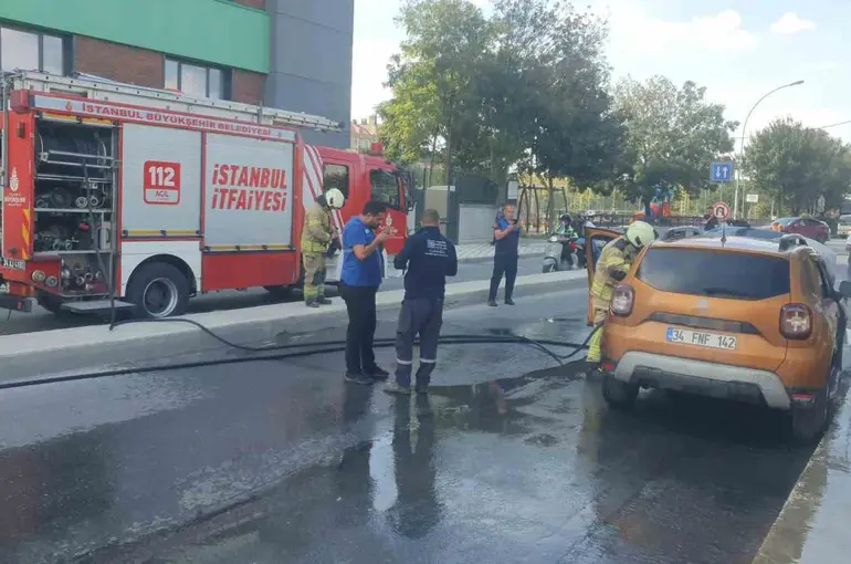 Avcılar’da park halindeki araç alev alev yandı
