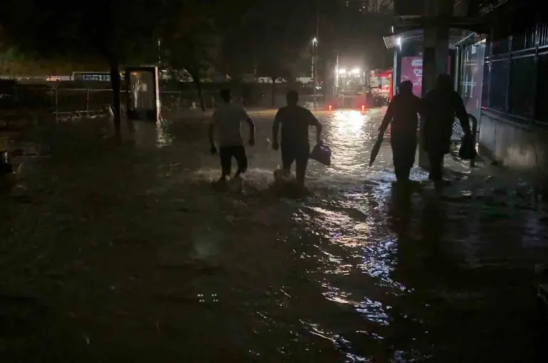 Ayazağa’da su baskınları ve elektrik kesintisi: Mahalleler karanlığa gömüldü
