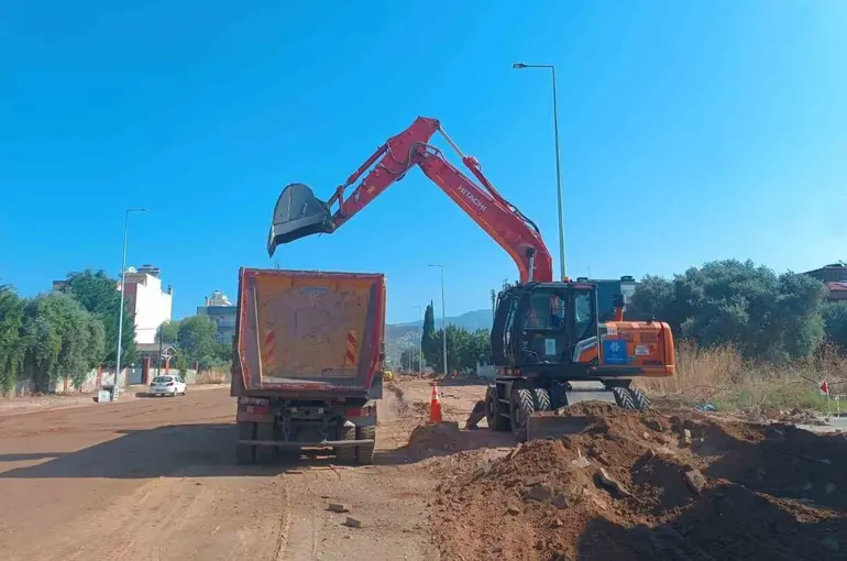 Aydın Büyükşehir’in yol çalışmaları devam ediyor
