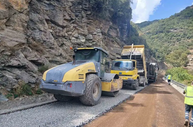 Aydın’ın 17 ilçesinde yollar için eş zamanlı çalışma
