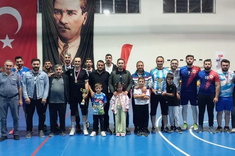 Aydıntepe’de 30 Ağustos Zafer Kupası’nın şampiyonu Yakutiye Gençlik oldu
