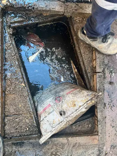 Ayvalık’ta kanalizasyon şebekesinden bir çuval kömür çıktı
