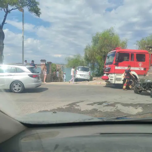 Ayvalık’ta otomobil bahçeye girdi, korkulan olmadı
