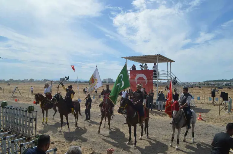 Ayvalık’ta rahvan at yarışlarında 100 at piste çıktı
